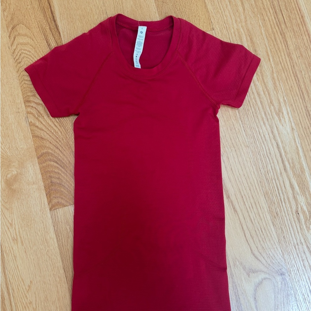 Lululemon swiftly tech short sleeve shirt size 0. In excellent condition.